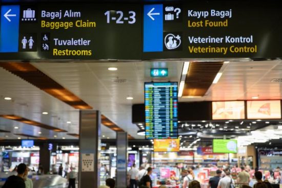 Sabiha Gökçen sessiz havalimanı uygulaması kapsamında uçuş bilgilerini gösteren dijital ekranlar